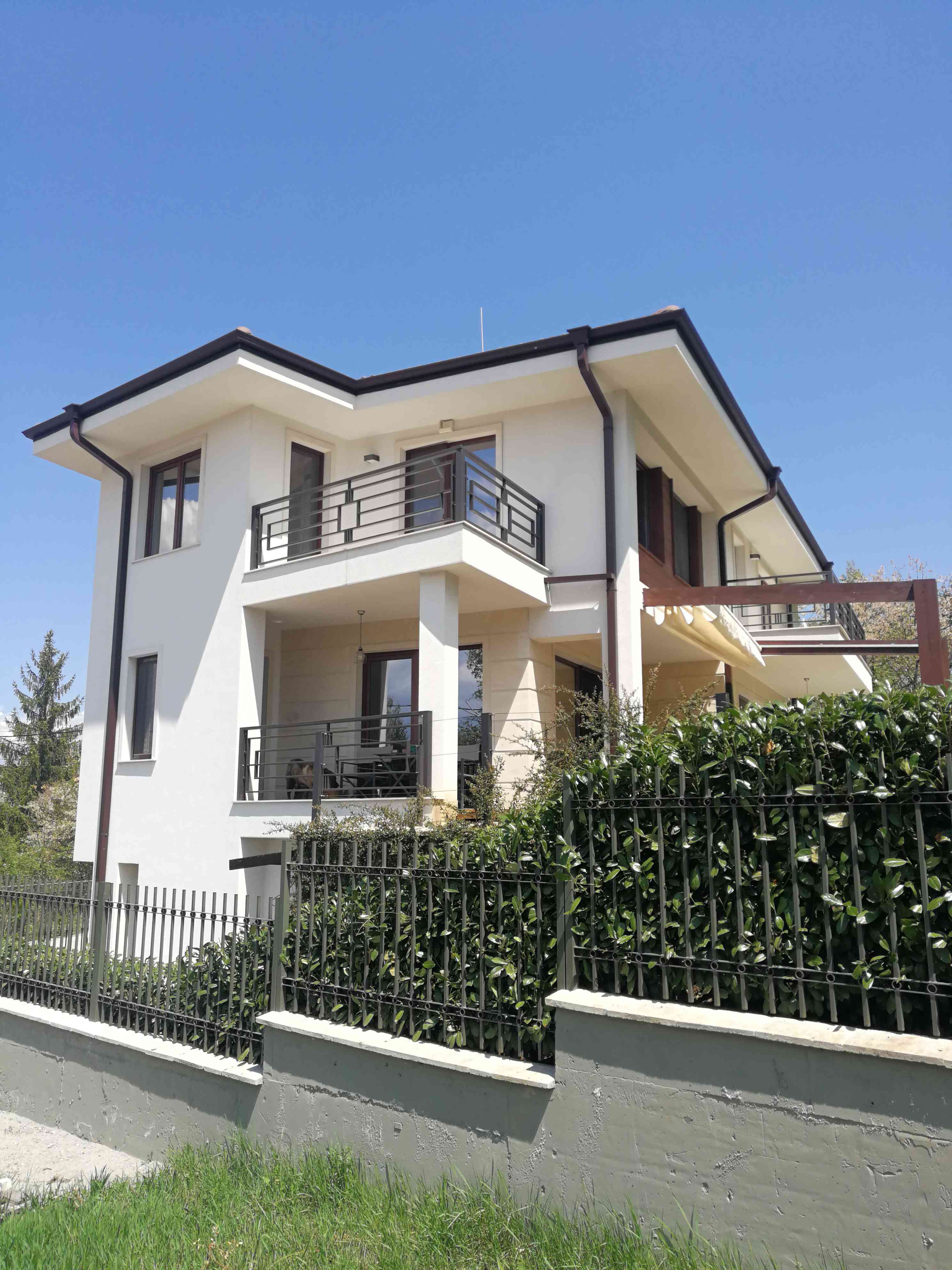 ФАМИЛНИ КЪЩИ