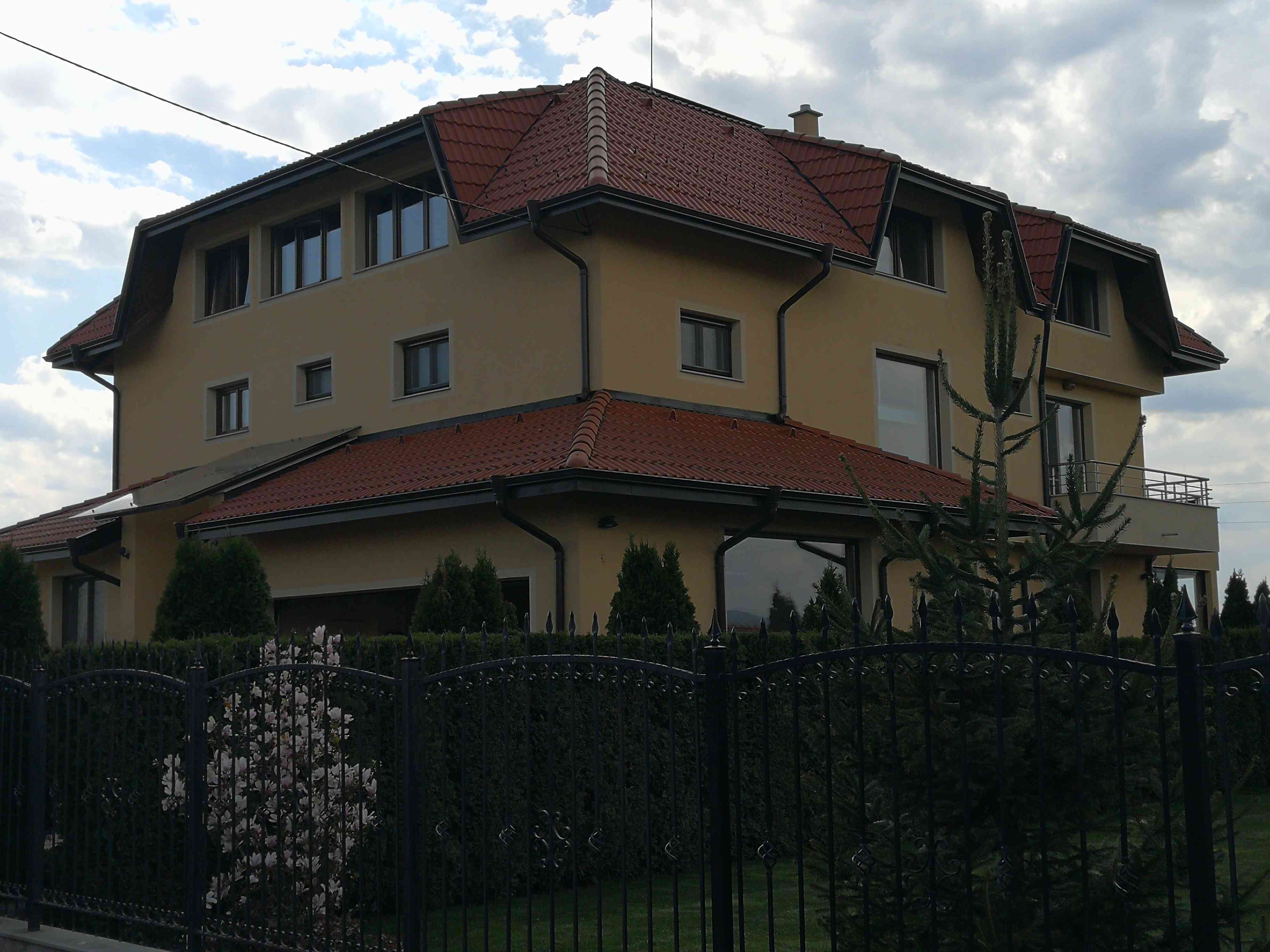 ФАМИЛНИ КЪЩИ